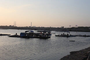 河畔船只伴黄昏美景