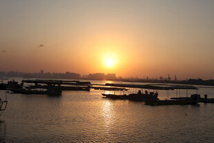 夕阳下的水面与船只