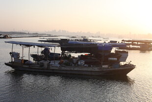 夕阳下的水上渔船