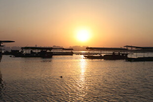 夕阳下的静谧码头风光