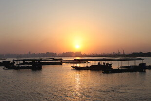 夕阳下的水上船只景观