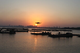 夕阳下的水面与停泊船只