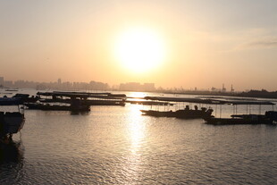 夕阳下的宁静码头