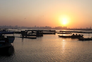 夕阳下的宁静港湾