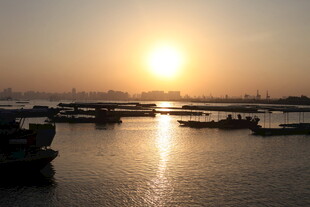 夕阳下的宁静港湾