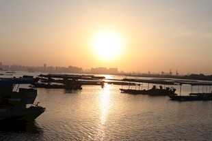 夕阳下的宁静码头景象