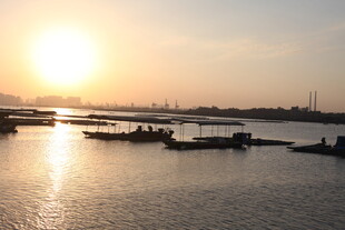 夕阳下的宁静港口
