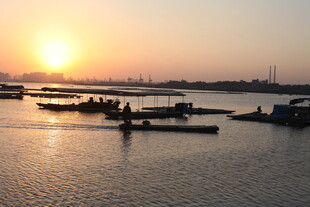 夕阳下的水上船只景观