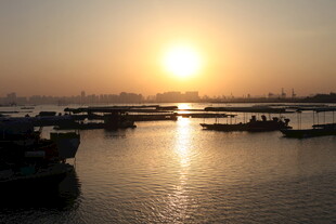 夕阳下的宁静码头