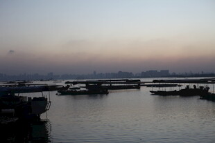 黄昏下的宁静码头