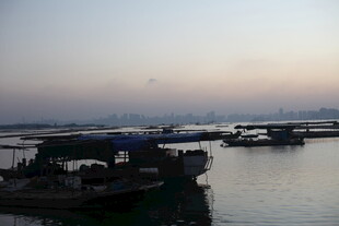 黄昏下的宁静码头景象