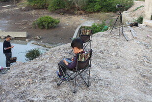 户外露营者享受休闲时光