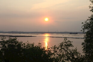 夕阳下的河畔美景