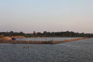 黄昏下的水域与远处岸景