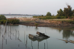 宁静水边的孤舟景象