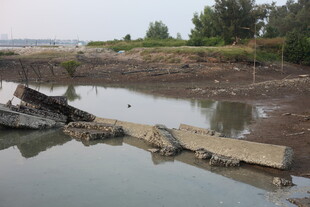 废弃船只搁浅于水域岸边