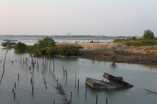 黄昏时的水上废弃船只景观
