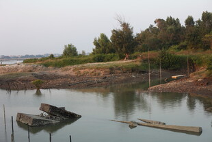 宁静水边小船与自然景致