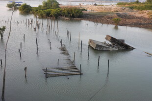 水上废弃船只与简易设施