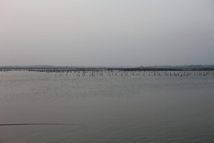 平静湖面与远处栈桥景观