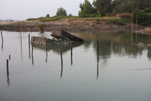 水域中的倾斜船只景象