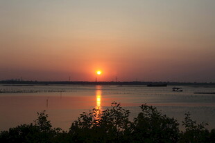 夕阳下的湖面美景