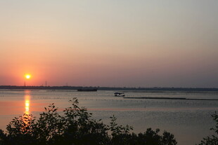 夕阳下的宁静湖面