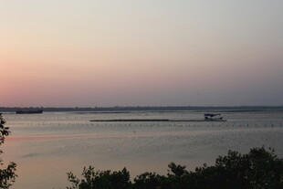 黄昏下的宁静湖面景色