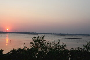 夕阳下的湖畔美景