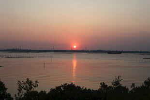 夕阳下的宁静湖面美景
