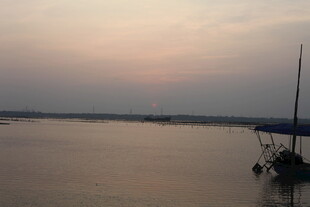 黄昏湖畔的静谧小船