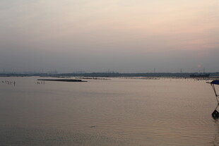 黄昏下宁静的水面景象