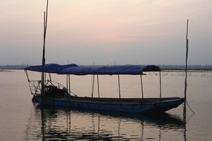 夕阳下的湖面小船
