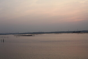 黄昏下的平静水面