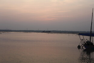 黄昏湖畔的静谧船只