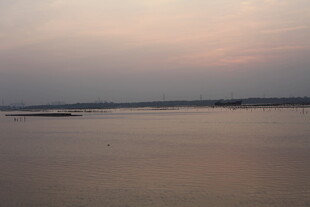 黄昏下的平静水面