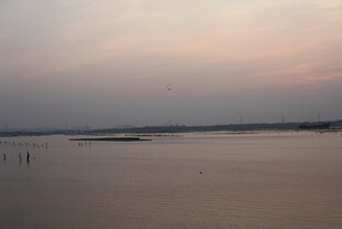 黄昏下的宁静水面