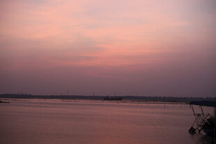 黄昏下的宁静水面