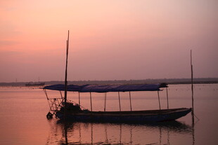 夕阳下的静谧湖面小船