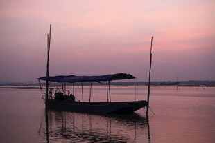 夕阳下湖面的静谧小船