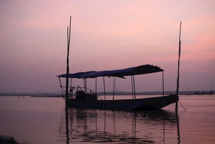 黄昏湖面的静谧小船