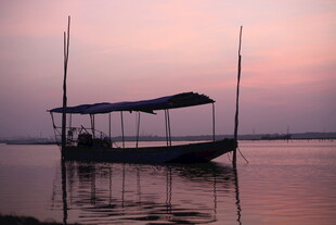 夕阳下湖面的静谧小船