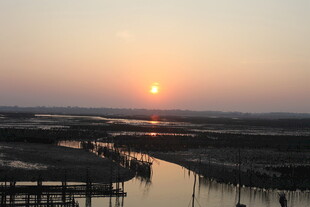 日落时分的河畔美景