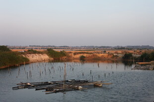 水域中的养殖设施景观