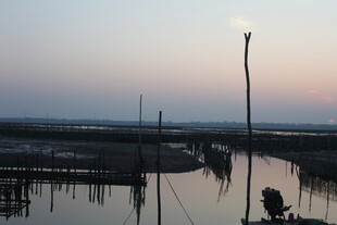 黄昏下的水上养殖场景