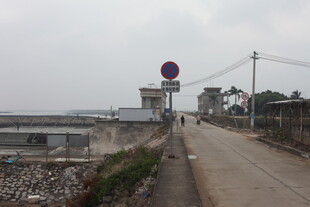 乡村路旁的交通标识