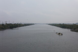 宽阔河道上的船只景象