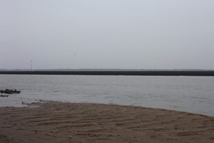 宁静沙滩边的开阔水域