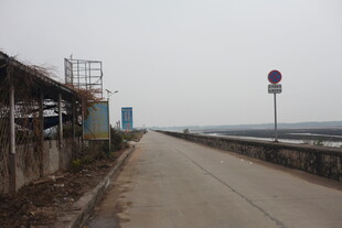 空旷道路旁的简易建筑