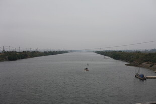 宽阔河面与水上作业场景